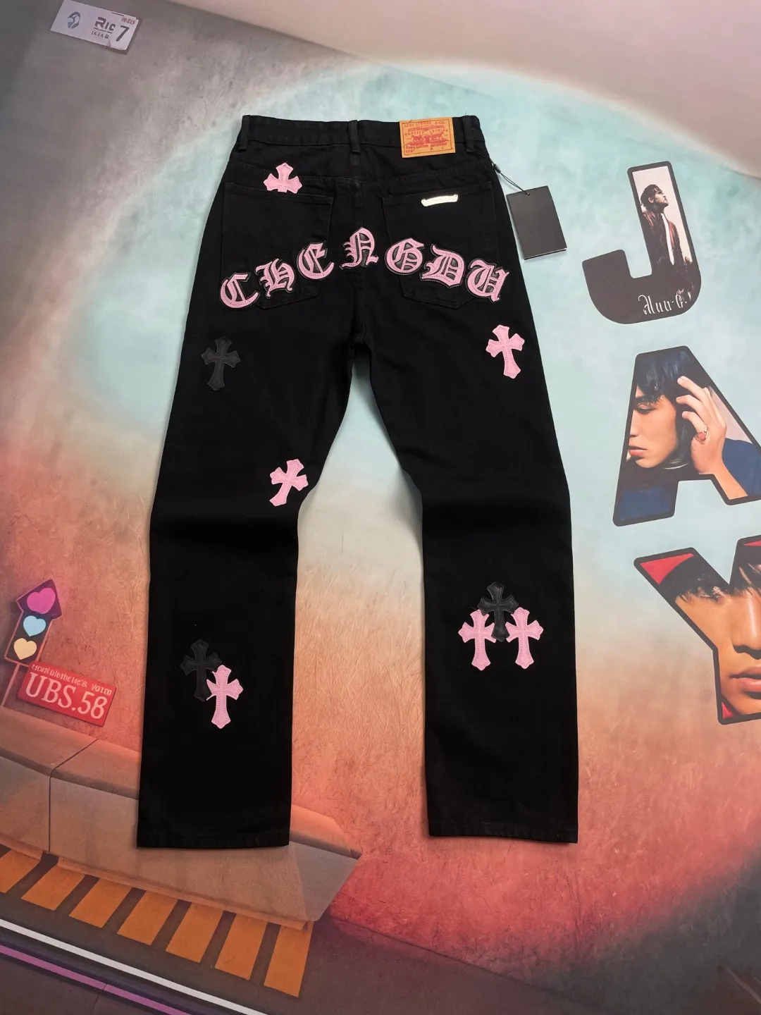 🅿️290 🔘Style No.-KL139 🔘Cro Heart 𝐂𝐡𝐫𝐨𝐦𝐞 𝐇𝐞𝐚𝐫𝐭 CH City Limited Series Sanskrit Cross Patch Leather Jeans [Black Pink]* Black Pink Color - Hong Kong Exclusive Fashion players, Cro Heart Hong Kong City Limited Jeans are now available!  It is a collage of virgin red denim and pink and purple cow tire leather. The unique color scheme is like the intertwining of vitality and romance in Hong Kong. The three-dimensional letters between the hips seem to tell the story of the city. Customized hardware, thick three-dimensional cross stamens, and hand-cut leather washers make the details full of luxury.  Handcrafted and made of environmentally friendly materials, comfort and quality coexist. Owning it is not only an outfit, but also a status symbol. Globally limited edition, don’t miss it.  Size: S M L XL (28.30.32.34) Color: black with black, black with blue, black with pink